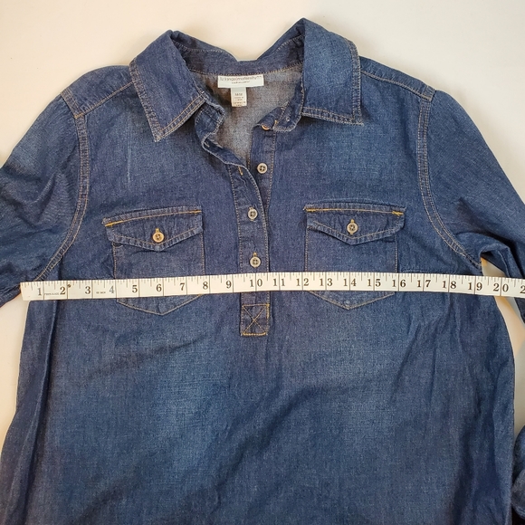 Liz Lange Medium Wash Lightweight Blue Denim Maternity Button Down Shirt Top M - Picture 6 of 8